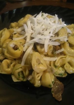 Una foto de Tortellini con salsa de Shiitake y Panceta