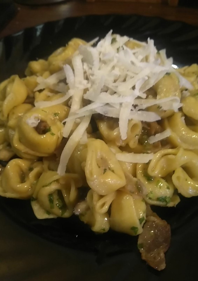 Una foto de Tortellini con salsa de Shiitake y Panceta