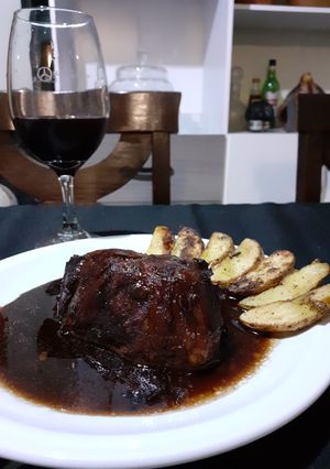 Una foto de Bondiola de cerdo a la cerveza con papas rústicas