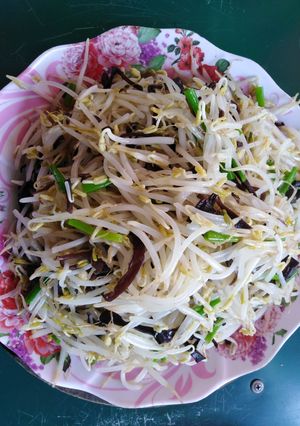 Hình của món Giá đỗ xào mộc nhĩ chay.