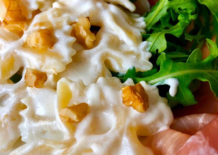 Farfalle al gorgonzola e noci su letto di prosciutto crudo e rucola