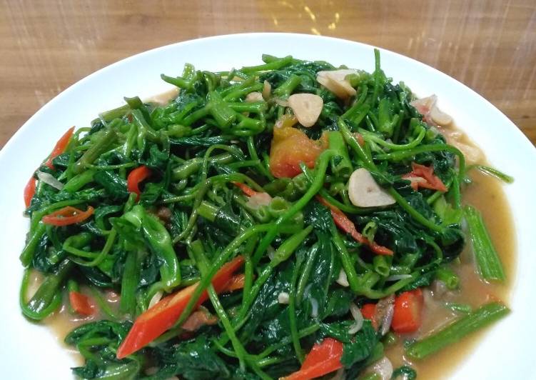 Cara membuat cah kangkung trasi