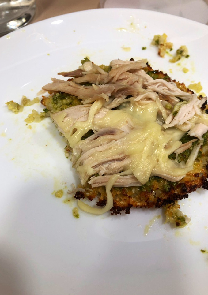 Una foto de Tortita de coliflor y brócoli c/ pollo mechado