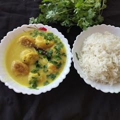 A picture of Kadhi pakora.