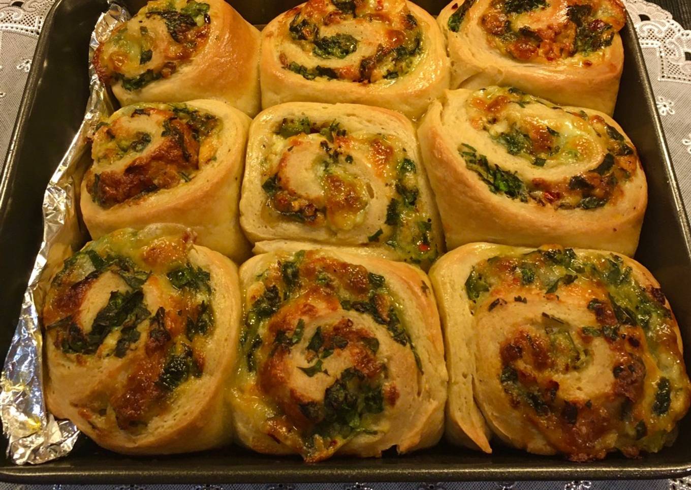 Homemade Spinach and Cheese Stuffed Bread Rolls: