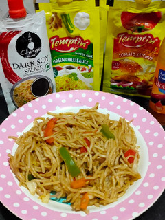 હક્કા નૂડલ્સ (Hakka Noodles Recipe in Gujarati) રેસીપી મુખ્ય ફોટો