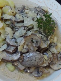 Una foto de Ñoquis caseros con salsa de Portobellos