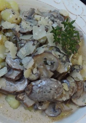 Una foto de Ñoquis caseros con salsa de Portobellos