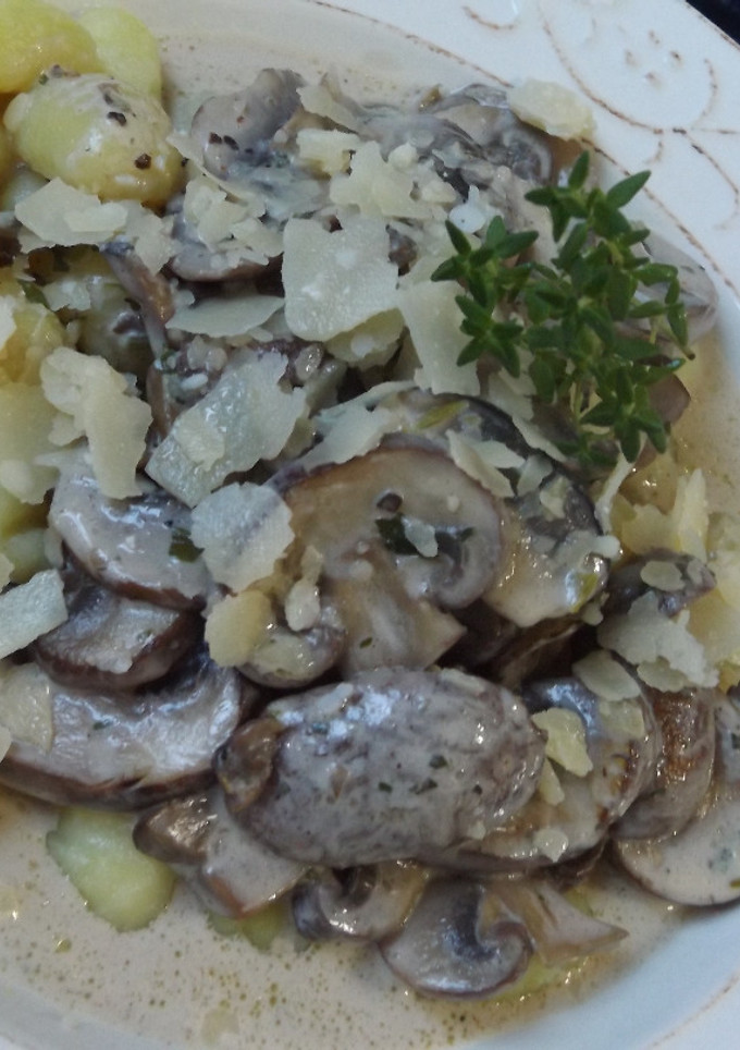 Una foto de Ñoquis caseros con salsa de Portobellos