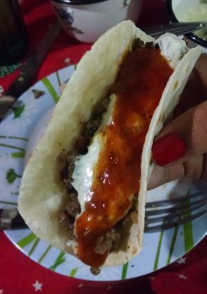 Una foto de Fajitas de carne con salsas