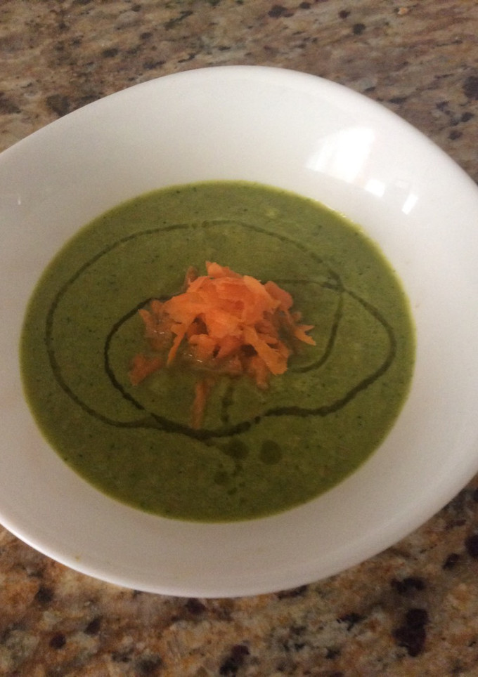 Una foto de Sopa fría de lechuga