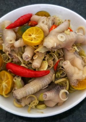 Hình của món Chân gà ngâm sả tắc.