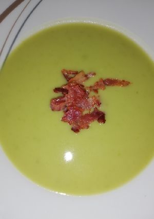 Zöldborsókrémleves pirított baconnel recept fotója