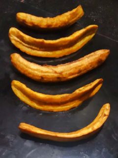 क्रिसेंट बनाना चिप्स (banana chips recipe in marathi) रेसिपी चे मुख्य फोटो