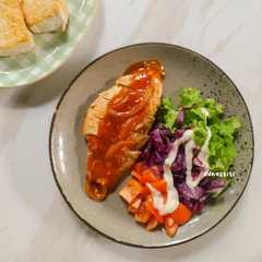รูปของ Ayam Panggang Saus Barbeque dengan Salad Sayur
