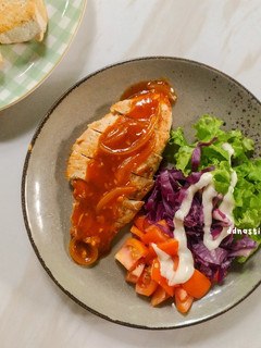Foto resep Ayam Panggang Saus Barbeque dengan Salad Sayur
