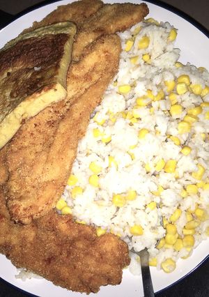 Rántott csirkemell kukoricás rízsel tálalva + tojásos lisztes,,lepény,, recept fotója