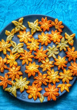 ফুল নিমকি (Flower mathari recipe in Bengali) রেসিপির প্রধান ছবি