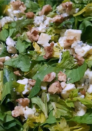 Una foto de Ensalada con nueces, espinacas, apio y roquefort