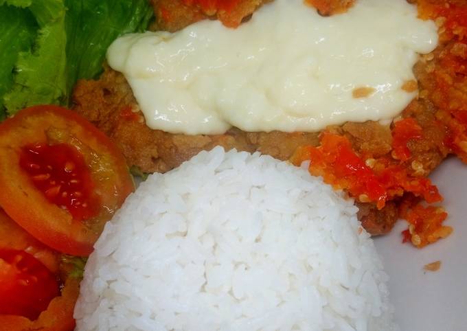 Telur Geprek Sambal Korek dengan Keju Leleh