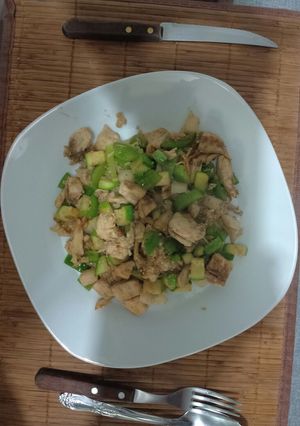 Una foto de Quinoa con pollo y verduras