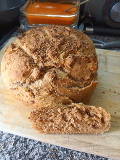 Una foto de Pan de tomates secos con tomillo y sésamo por encima