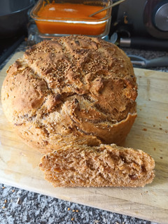 Una foto de Pan de tomates secos con tomillo y sésamo por encima