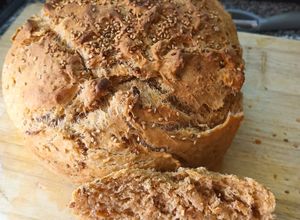 Una foto de Pan de tomates secos con tomillo y sésamo por encima
