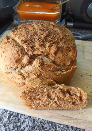 Una foto de Pan de tomates secos con tomillo y sésamo por encima