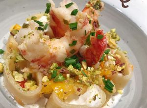 Foto di Calamarata con ciliegini gialli, burrata, gamberi e pistacchi