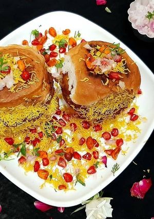 A picture of Veg Tikki Dabeli.