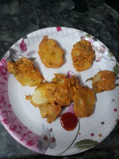 आलू पकोडा (aloo pakoda recipe in marathi) रेसिपी चे मुख्य फोटो