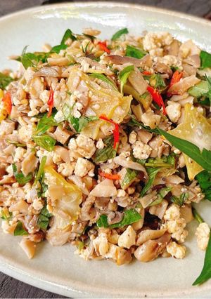 Hình của món Nấm đậu xào khế xanh.