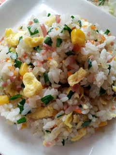 清冰箱料理 ~ 韮菜火腿蛋炒飯 的食譜成品照片