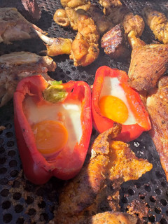 Una foto de Pimentón asado a la parrilla con huevo