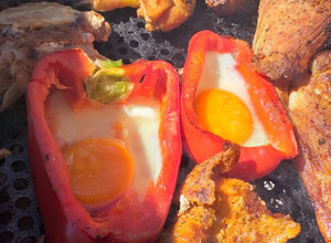 Una foto de Pimentón asado a la parrilla con huevo