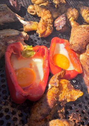 Una foto de Pimentón asado a la parrilla con huevo
