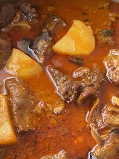 மட்டன் உருளைக்கிழங்கு குருமா(mutton potato curry recipe in tamil) செய்முறை முக்கிய புகைப்படம்