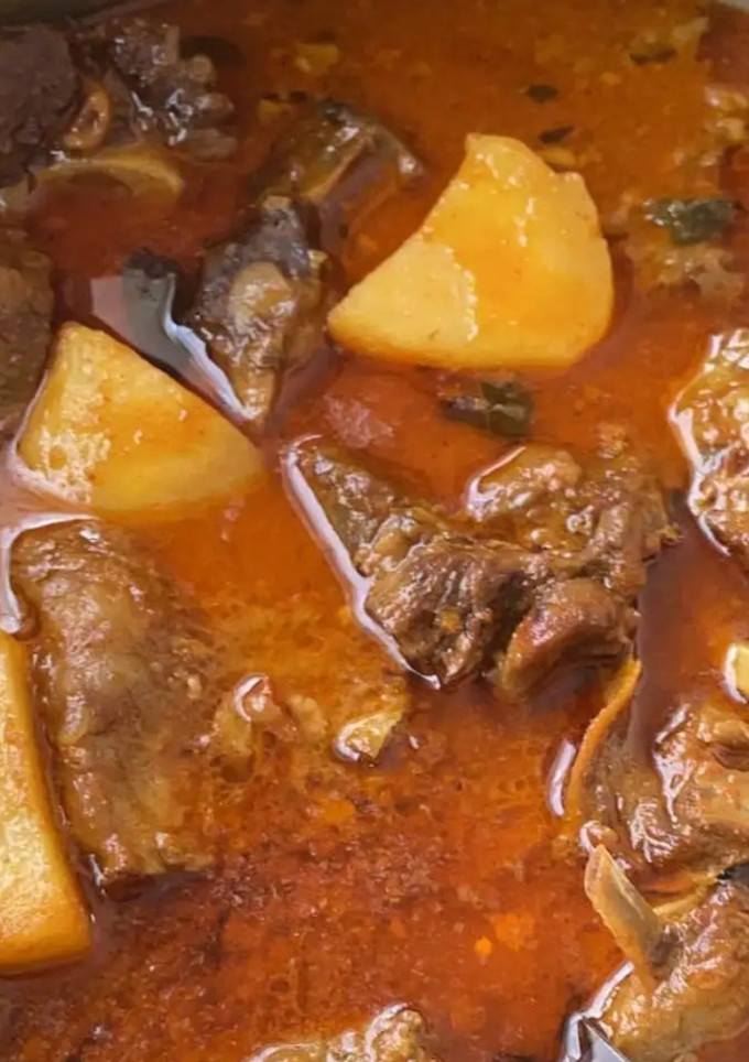 மட்டன் உருளைக்கிழங்கு குருமா(mutton potato curry recipe in tamil) செய்முறை முக்கிய புகைப்படம்