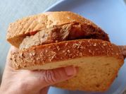 Una foto de sándwich de pan negro