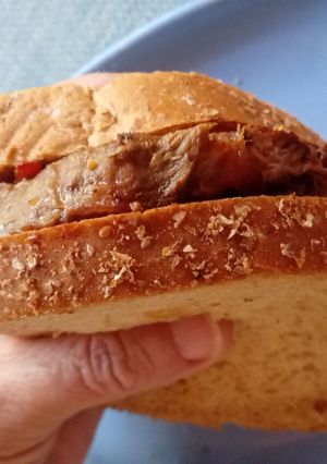 Una foto de Sándwich de carne (paleta) en pan negro 🐮┌⁠(⁠・⁠。⁠・⁠)⁠┘🍞