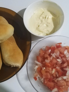 Una foto de Pan casero relleno de salchicha y salsa criolla