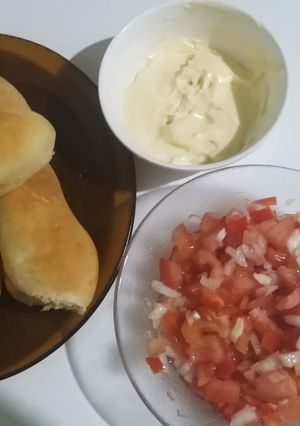 Una foto de Pan casero relleno de salchicha y salsa criolla