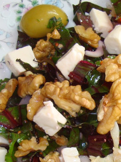 Una foto de ENSALADA HOJAS DE BETARRAGAS CON LIMONETA DE MOSTAZA. JON STYLE