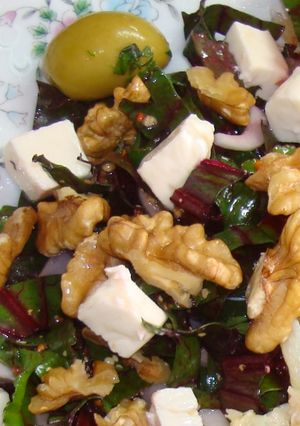 Una foto de ENSALADA HOJAS DE BETARRAGAS CON LIMONETA DE MOSTAZA. JON STYLE