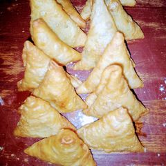 A picture of Potato samosas.