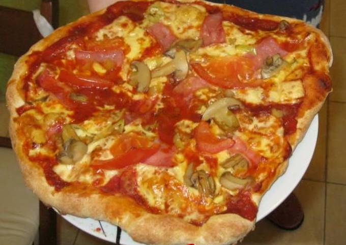 κύρια φωτογραφία συνταγής Ζύμη για πίτσα στο σπίτι, όπως στην πιτσαρία