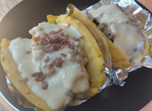 Una foto de Papas😜 rellenas de pollo y carne a mi manera🥔🥩🍗