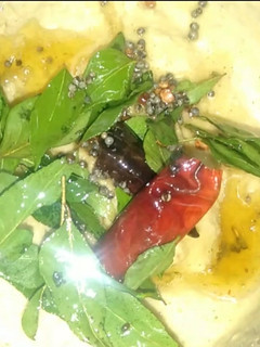 வெள்ளை உளுந்து சட்னி(Vellai ulunthu chutney recipe in tamil) செய்முறை முக்கிய புகைப்படம்