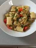 Mezzemaniche salsiccia zucchine e pomodorini